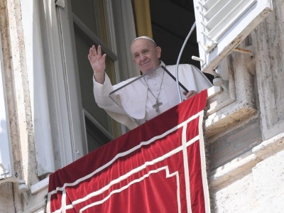 Coronavirus, Papa Francesco: “Oggi molte famiglie sono in difficoltà, senza lavoro. Ma sentono vergogna e non lo fanno sapere”